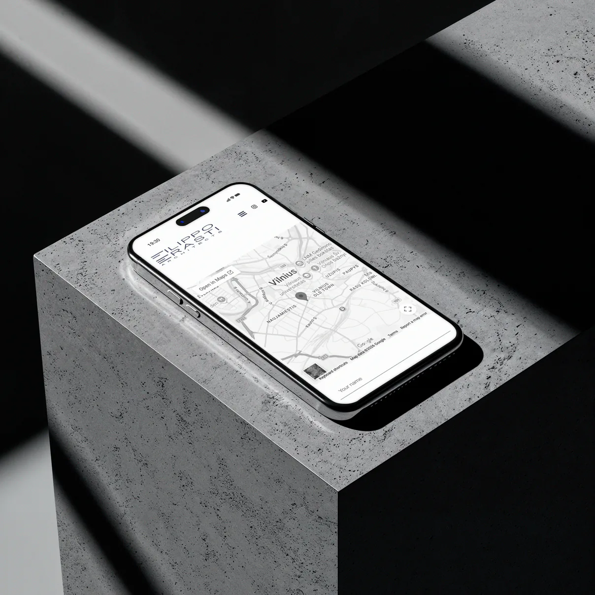 Filippo Erasti Architects kontaktų puslapis su žemėlapiu telefone ant betoninio postamento