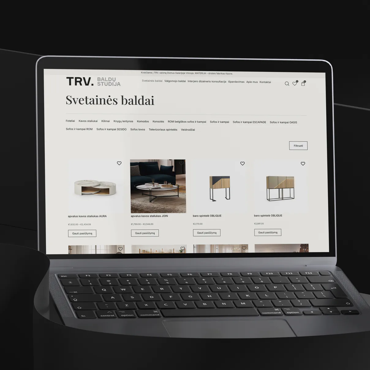 TRV Baldų studijos svetainės baldų katalogas nešiojamo kompiuterio ekrane
